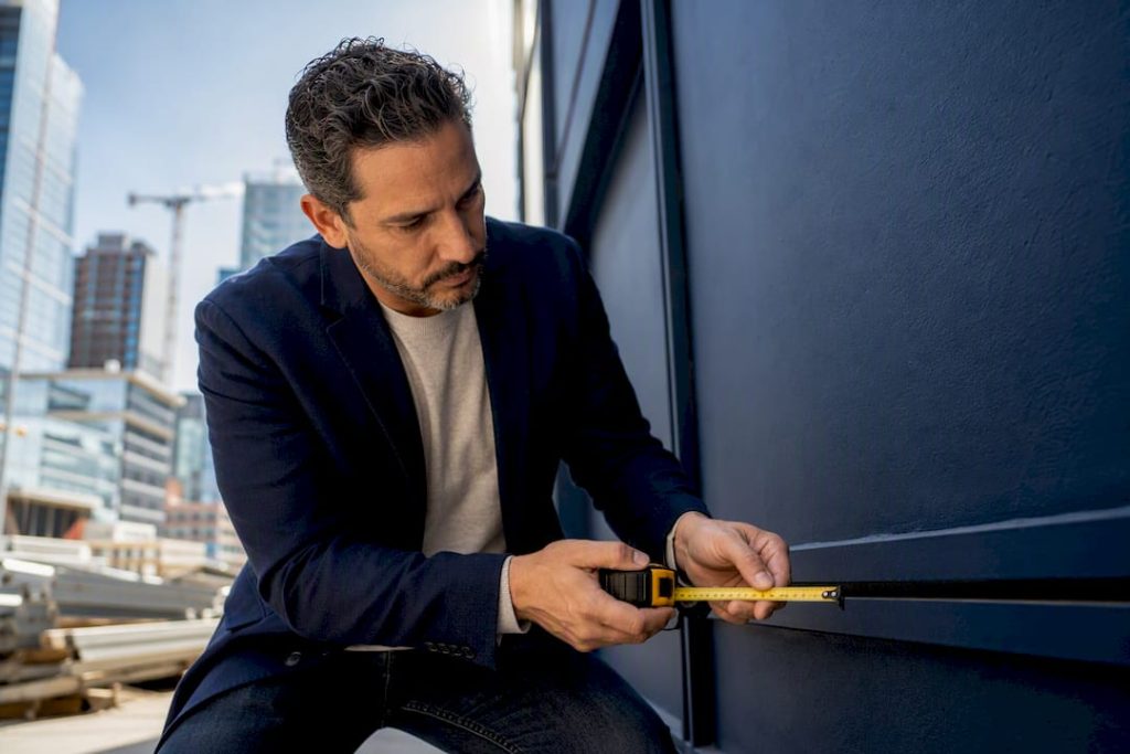 Rent Roll Analysis: A Step-by-Step Guide for Investors 1 Investor measuring building facade details